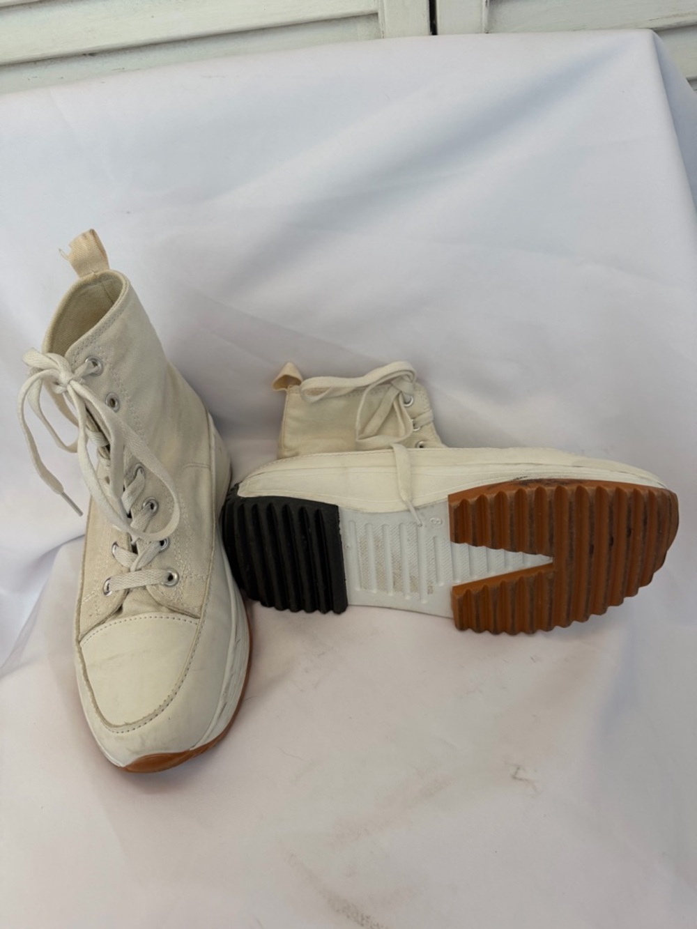 MADRAG Cream High-Top Lace-Up Platform Sneakers with Contrasting Lug Sole - Picture 3 of 15